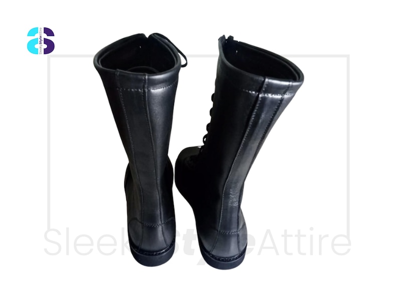 Puede incluir: Un par de botas de cuero negro con ca&ntilde;a alta y dise&ntilde;o de cordones. Las botas tienen una cremallera lateral y una puntera redondeada. Las botas son de cuero liso y brillante.