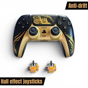 Könnte beinhalten: Schwarzer und goldener Gaming-Controller mit einem Burgdesign auf der Oberseite. Der Controller hat goldene Akzente und der Text "Anti-drift" ist sichtbar. Zwei orangefarbene und graue Hall-Effekt-Joysticks befinden sich darunter.