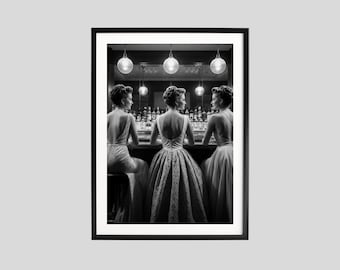Elegante vrouwen aan de bar in jurken, vintage cocktailscène, zwart-witte muurkunst, retro feestprint, tijdloze digitale poster