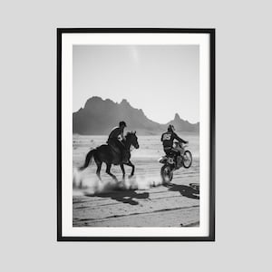 Print paard versus motor, zwart-witte muurkunst, actiefotografie, woestijnposter, afdrukbaar, woondecoratie avontuur
