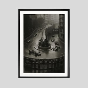 Vintage zwart-wit Formule 1-racewagenlocatie bij regenachtig weer fotografieposter muurkunst