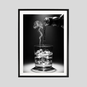 Pode incluir: Impressão emoldurada em preto e branco de um copo com cubos de gelo sendo preenchido com líquido de uma garrafa. Volutas de fumaça sobem do copo, criando um efeito dramático. A imagem é definida contra um fundo escuro.