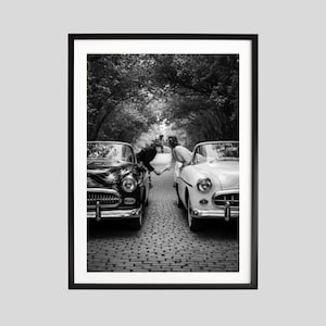 Vintage lesbiskt par som kysser från bilar, romantiskt retro svartvitt tryck, feminin väggkonst, saffisk digital affisch