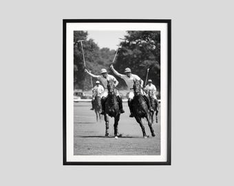 Puede incluir: Impresión enmarcada en blanco y negro de un partido de polo. Varios jinetes a caballo se muestran en plena acción, balanceando sus mazos. La escena se desarrolla al aire libre, en un campo de hierba, con árboles al fondo.