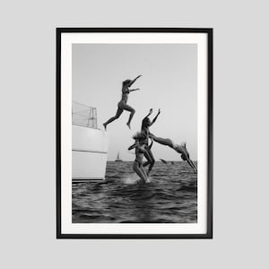 Vintage surfer muurkunstprint – zwart-wit modefoto, zomer strandhuis decor, moderne surfposter voor kuststijl