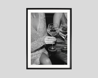 Tjejkvällstryck, kvinnor som dricker i baren, svartvit affisch, trendig barvagnsdekor, feministiskt konstverk, vintagefoto