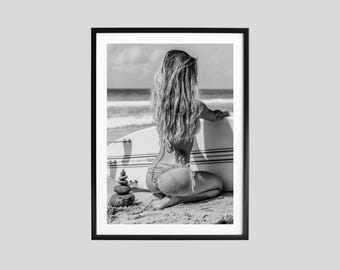 Pôster de surfe vintage, mulher sentada na praia com prancha de surfe, arte de parede costeira em preto e branco, impressão retrô de verão, decoração de estilo de vida de surfe