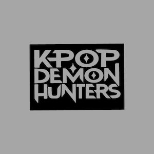 Puede incluir: Gráfico rectangular negro con las palabras "KPOP DEMON HUNTERS" en blanco. El texto está estilizado y organizado en tres líneas, con diamantes integrados. El fondo es gris liso.