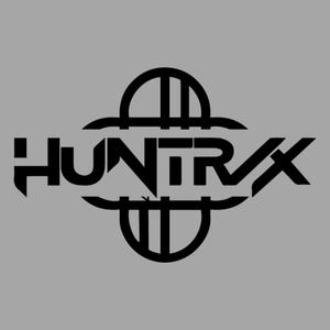 Puede incluir: Logotipo negro "HUNTRX" sobre fondo gris. El logotipo presenta letras estilizadas con un diseño único, que incluye un elemento circular encima y debajo del texto.