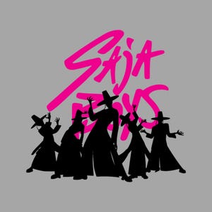 Puede incluir: Diseño gráfico con siluetas negras de figuras con abrigos largos y sombreros, con los brazos levantados, sobre un fondo gris. El texto "SAJA BOYS" está escrito en rosa brillante, con letras estilizadas sobre las figuras.