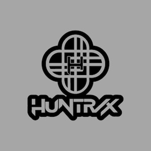 Puede incluir: Logotipo en blanco y negro sobre fondo gris. El logotipo presenta una forma estilizada de trébol de cuatro hojas con la letra "H" en el centro. Debajo, la palabra "HUNTRAX" en negrita y contorneada.