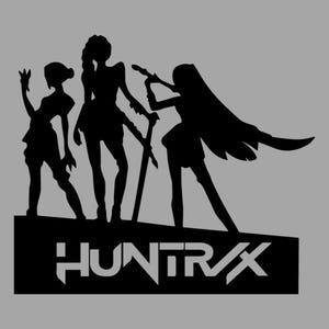 Puede incluir: Gráfico de silueta negra de tres figuras en poses dinámicas. Una figura sostiene una espada, otra saluda y la tercera tiene el pelo largo. La palabra "HUNTRX" se muestra en letras en negrita y estilizadas en la parte inferior.