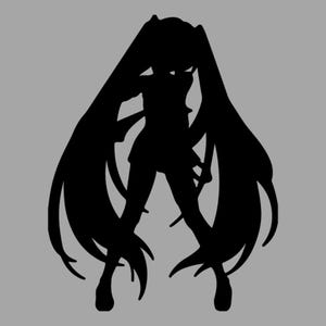 Può includere: Silhouette nera di un personaggio femminile di anime con lunghe code di cavallo fluenti. La figura è in piedi con le gambe divaricate, le braccia lungo i fianchi e indossa un vestito corto. Lo sfondo è grigio.