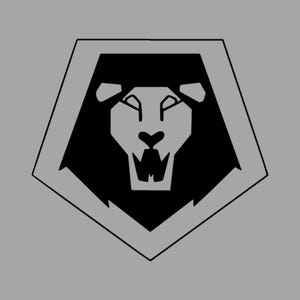 Puede incluir: Emblema de cabeza de león en blanco y negro, dentro de un pentágono gris. La cara del león está estilizada con ángulos agudos y una boca abierta prominente. El fondo es gris liso.
