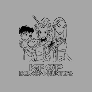 Può includere: Illustrazione in bianco e nero di tre figure femminili con armi e abiti ornati. Il testo "KPOP DEMON HUNTERS" è stampato sotto. L'immagine è su sfondo grigio.