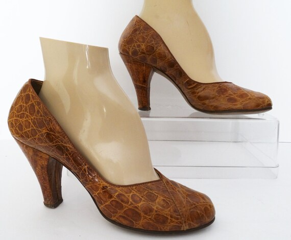 Vintage 1940s Brown Alligator Leather Pumps | Vint