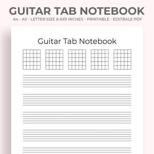 Puede incluir: Un cuaderno blanco de tablaturas de guitarra con el título "Guitar Tab Notebook" en la parte superior. El cuaderno incluye diagramas de tablaturas de guitarra y líneas horizontales para notación musical. El cuaderno mide 15 x 23 cm.