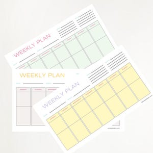 Puede incluir: Vista cenital de un espacio de trabajo con una taza de café, un cuaderno y tres hojas de planificación semanal. Las hojas de planificación semanal son de colores pastel y tienen el texto "WEEKLY PLAN". También se ven una regla y un lápiz de madera.