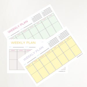 Puede incluir: Vista cenital de un espacio de trabajo con una taza de café, un cuaderno y tres hojas de planificación semanal. Las hojas de planificación semanal son de colores pastel y tienen el texto "WEEKLY PLAN". También se ven una regla y un lápiz de madera.