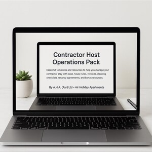 Peut inclure: Un ordinateur portable affiche "Contractor Host Operations Pack". Le texte décrit la gestion des séjours des entrepreneurs, les règles de la maison et les factures. Un petit pot de plante et un stylo sont également visibles.