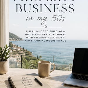 Peut inclure: Image d'un livre intitulé "How I Built a Property Business in my 50s". Un carnet, un stylo et une tasse sont sur la table. Le texte "Build Freedom Not Just Income" est visible. L'arrière-plan montre une vue côtière.