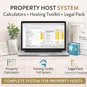 Op de afbeelding: Een laptop met een spreadsheet staat centraal in deze afbeelding, samen met open boeken, een kleine plant en documenten. De tekst luidt "PROPERTY HOST SYSTEM" en benadrukt calculators, een hosting toolkit en een juridisch pakket.