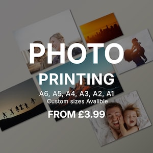 Könnte beinhalten: Werbung für Fotodrucke mit verschiedenen Fotos, darunter Landschaften und Porträts. Der Text hebt die verfügbaren Größen A6, A5, A4, A3, A2 und A1 hervor, wobei auch Sondergrößen erhältlich sind. Das Bild zeigt eine Reihe von Fotodruckoptionen.