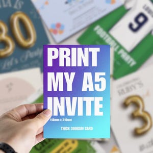 Può includere: Un biglietto d'invito A5 con un gradiente viola e blu, con la scritta "PRINT MY A5 INVITE" in lettere bianche. Il biglietto misura 148 mm x 210 mm ed è un cartoncino spesso 300GSM. Altri inviti per feste sono sullo sfondo.
