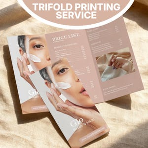 Peut inclure: Une brochure à trois volets pour un salon de beauté avec un thème de couleur rose poudré. La couverture montre une personne avec de la crème blanche sur la joue, le texte Glo Beauty & Salon et le site web ThinkPrintUk.com. L'intérieur liste les services.