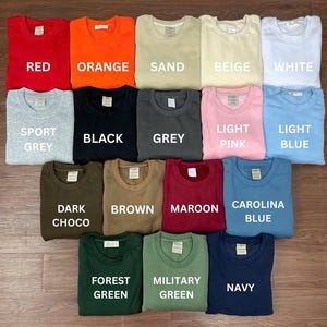 Puede incluir: Una colecci&oacute;n de quince sudaderas de cuello redondo en varios colores s&oacute;lidos, incluyendo rojo, naranja, arena, beige, blanco, gris deportivo, negro, gris, rosa claro, azul claro, chocolate oscuro, marr&oacute;n, granate, azul carolina, verde bosque, verde militar y azul marino.