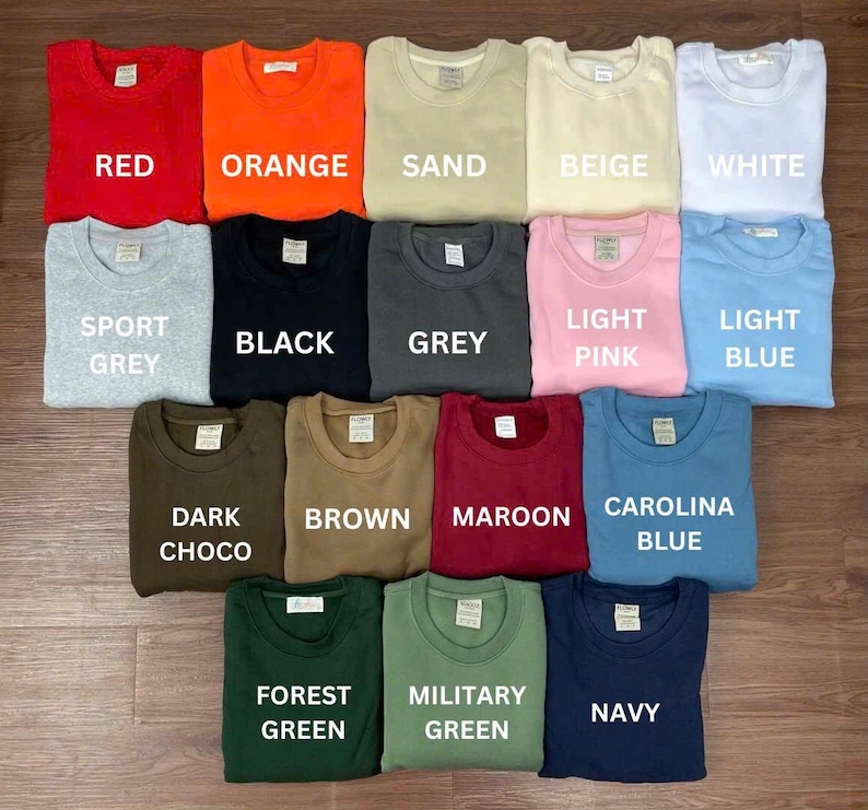 Puede incluir: Una colecci&oacute;n de quince sudaderas de cuello redondo en varios colores s&oacute;lidos, incluyendo rojo, naranja, arena, beige, blanco, gris deportivo, negro, gris, rosa claro, azul claro, chocolate oscuro, marr&oacute;n, granate, azul carolina, verde bosque, verde militar y azul marino.