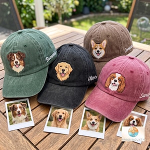 Puede incluir: Cuatro gorras de béisbol en verde, negro, marrón y rosa, cada una con un retrato de perro bordado y un nombre en el lateral. Las gorras se muestran junto a fotografías cuadradas correspondientes de los perros: Brownie, Oliver, Cooper y Luna.