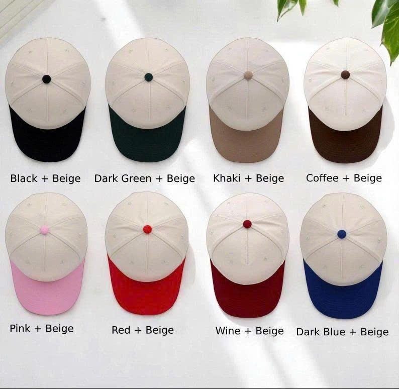Puede incluir: Ocho gorras de b&eacute;isbol dispuestas en dos filas, cada una con una corona beige y una visera de color contrastante. Las gorras incluyen combinaciones de colores en negro, verde oscuro, caqui, caf&eacute;, rosa, rojo, vino y azul oscuro con bot&oacute;n.