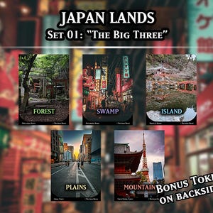 Può includere: Immagine promozionale per "Japan Lands" Set 01: "The Big Three." L'immagine presenta cinque carte con foto di paesaggi etichettate come "Forest", "Swamp", "Island", "Plains" e "Mountain". Il testo sull'immagine recita "Bonus Token on Backside!"