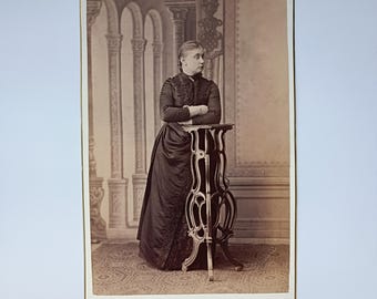 Ritratto d'epoca di grandi dimensioni, formato cabinet card, anni 1890, raffigurante una donna vittoriana a Irkutsk, Impero russo, ritratto in studio.