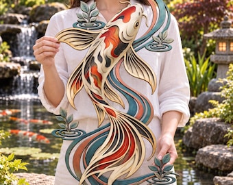 Può includere: Un'opera d'arte da parete in legno multistrato a forma di pesce koi. Il pesce presenta un corpo color crema con segni rossi, arancioni e neri, accentuato da pinne fluide color verde acqua e beige. Sono integrati piccoli motivi di piante acquatiche verdi.