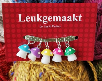 Set of 5 toadstool Stitch markers 6 or 8 mm ring Mushroom Pink Red Knitting socks charm Birthday Gift Mothersday Mom Anniversary Leukgemaakt