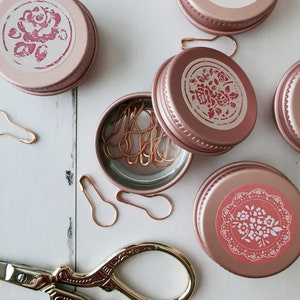 Little storage tin with Stitch markers Calabash pins Light bulb rosé Progress keeper Pink Gold Silver Knitting socks Crochet Mothersday gift image 9