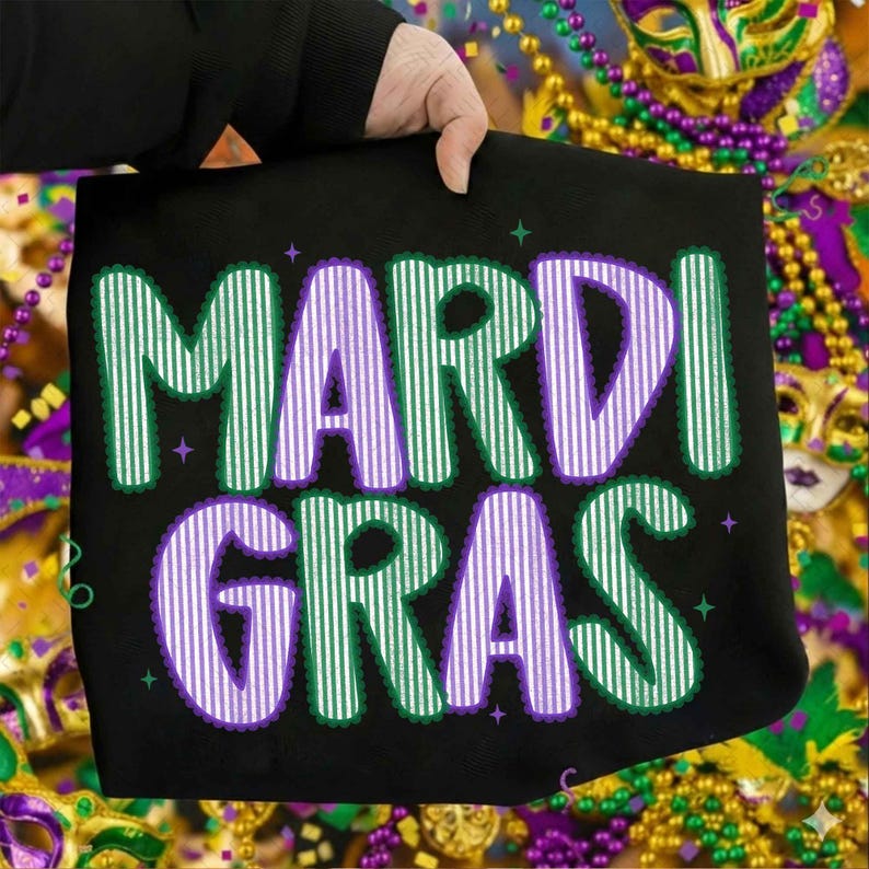 Puede incluir: Tela negra con las palabras "MARDI GRAS" en letras grandes, a rayas verdes y moradas. Las letras tienen un borde festoneado y est&aacute;n acentuadas con peque&ntilde;as formas de estrella. El fondo incluye cuentas y m&aacute;scaras de Mardi Gras.