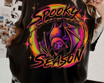 Upiorny sezon Png, Uroczy Halloween Png, Neonowe Halloween Png, Nietoperz Halloween Png, Duch i nietoperze Png, Upiorna scena Png, Koszulka z nietoperzem Png