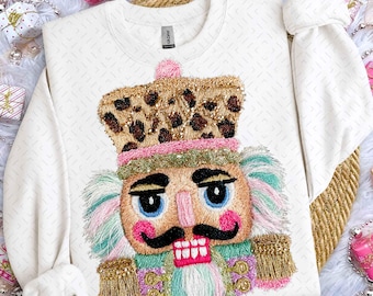 Haftowana włóczka z haczykiem Latch Hook Yarn Faux Nutcracker Png, Wirusowe świąteczne Png, Szydełkowy dziadek do orzechów, Sztuczny podwórko Png, Popularne świąteczne Png, Boże Narodzenie Png