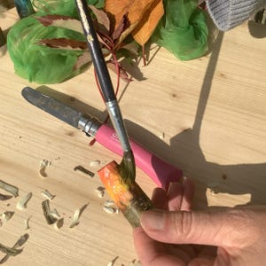 Handgeschnitzter Wald-Wichtel aus echtem Astholz in der Fertigung. Liebevoll von Hand bemalt mit feinen Naturfarben – ein einzigartiges Naturspielzeug von TiTa-Tüte, inspiriert von Waldorf und der Kraft der Natur.