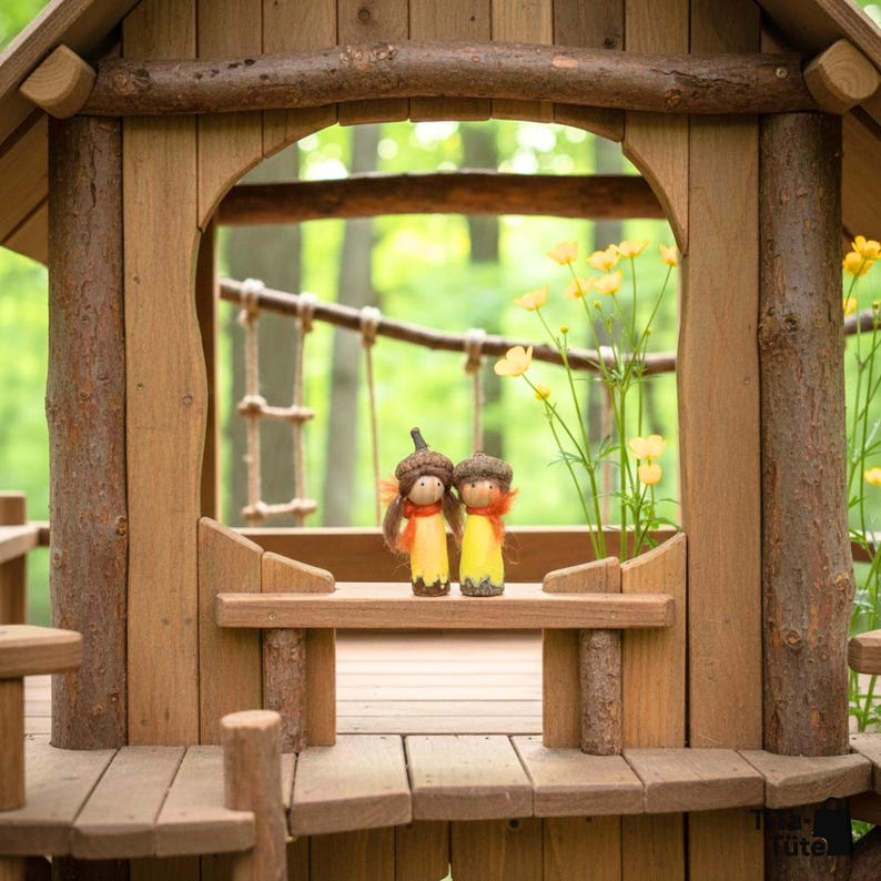 Spielerische Szene: Das Waldwichtel Pärchen 'Sonnenstrahl' steht auf einer Bank in einem hölzernen Baumhaus. Die gelben Figuren mit Eichel-Hüten sind dekoriert mit gelben Wiesenblumen. Robustes Waldorf Naturspielzeug für kreative Spielwelten von TiTa-Tüte.