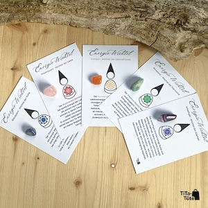 Fünf Energie-Wichtel-Karten von TiTa-Tüte mit Edelsteinen – Rosenquarz, Karneol, Amazonit, Amethyst und Blauquarz. Handgefertigte Heilsteine als Mutstein, Glücksbringer und Kraftbringer. Symbol für Liebe, Ruhe, Harmonie, Lebensfreude und Klarheit – inspiriert von Waldorf- und Naturpädagogik.