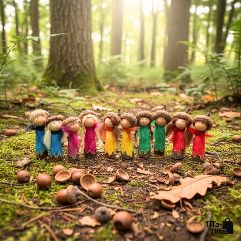 Eine Gruppe von fünf gelben Waldwichtel Figuren der Kollektion 'Sonnenstrahl' steht auf einem moosigen Ast im Wald. Handgeschnitzte Unikate mit Eichel-Hüten für den Waldorf Jahreszeitentisch von TiTa-Tüte.
