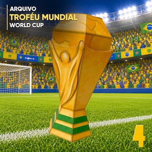 Puede incluir: Un trofeo dorado con una figura que levanta los brazos, sobre un campo verde con una portería de fútbol y una multitud al fondo. El texto "ARQUIVO TROFÉU MUNDIAL WORLD CUP" está en la parte superior izquierda.