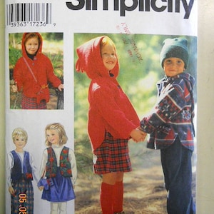 Puede incluir: Patrón de costura Simplicity número 9778 para las tallas AA, 2, 3 y 4. El patrón incluye instrucciones y plantillas para hacer ropa para niños. La imagen muestra a tres niños usando diferentes atuendos hechos con el patrón. Un niño lleva una chaqueta roja con capucha y una falda a cuadros, otro lleva un chaleco azul con pantalones a cuadros y el tercero lleva una chaqueta roja con una falda a cuadros.