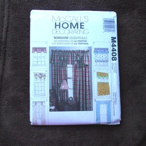 Puede incluir: Sobre de patrón de costura McCall's Home Decorating para tratamientos de ventanas. El patrón es para los esenciales de la ventana, incluyendo cortinas, cenefas y festones. El número del patrón es M4408.