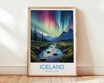 Puede incluir: Impresión artística enmarcada que presenta una vibrante ilustración de las auroras boreales de Islandia. La obra de arte representa un río que fluye a través de un valle, con montañas al fondo y una colorida exhibición de aurora boreal en el cielo. La palabra "ICELAND" está impresa en la parte inferior.