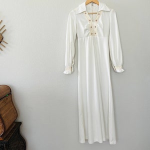 Vintage 70s long white prairie maxi dress crochet lace and floral detail Sz XS-S bohemian bridal bride dress
